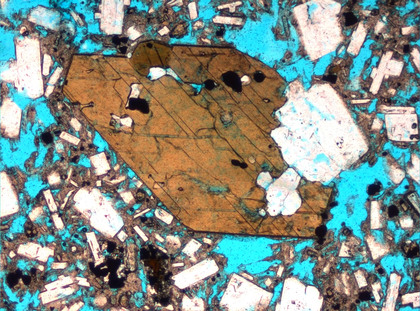 مقطع نازک آندزیت نمونه ردآوت آلاسکا، تصویر میکروسکوپی USGS