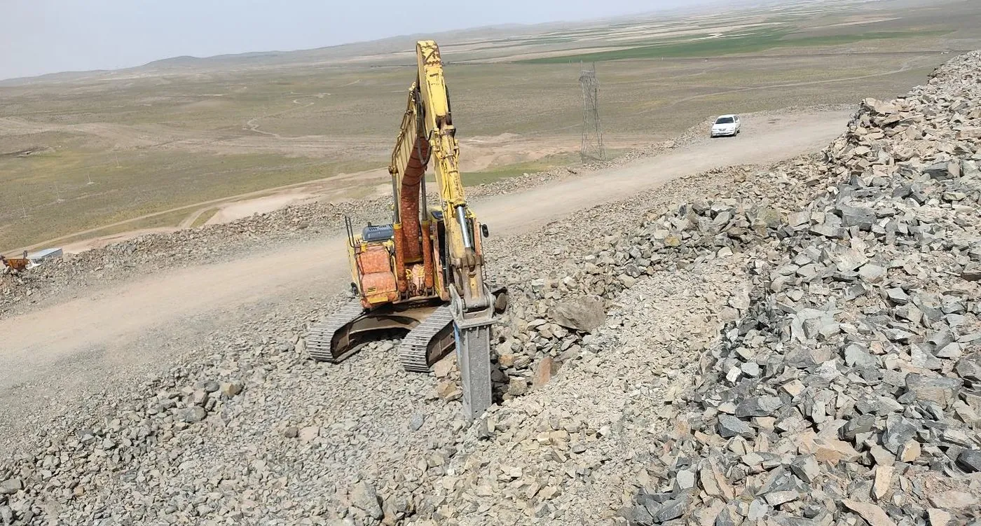 کار روی سینهکارهای آندزیت با ریپر و پیکور.